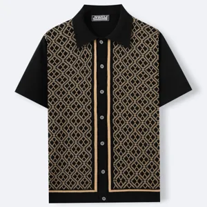 Detaillierte Vorderansicht des kurzärmeligen Strick-Poloshirts für Herren mit Jacquardmuster
