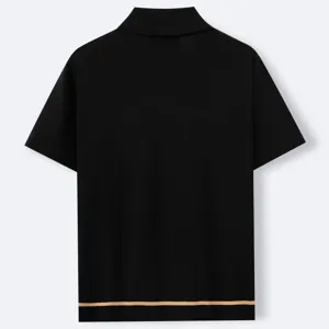 Professionelle Rückansicht eines schwarzen kurzärmeligen Strick-Poloshirts mit Streifensaum.