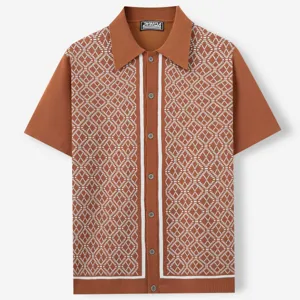 Detailansicht des braunen Jacquard-Strick-Poloshirts für Herren mit geometrischem Muster