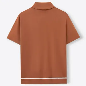 Detaillierte Rückansicht eines braunen gestrickten Kurzarm-Poloshirts für Herren.