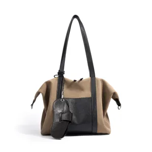 Sac cabas en toile pour femme, grand sac à main tendance avec bandoulière et design bicolore.