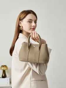 Elegante bolso de mano de cuero genuino para mujer, diseño portátil de alta calidad.