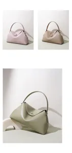 Vue rapprochée et détaillée du sac à bandoulière en cuir véritable chic et élégant.