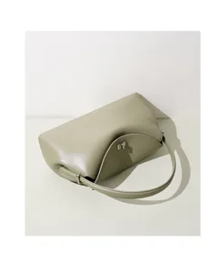 Vue détaillée de l'élégant sac à main en cuir vert avec fermoir métallique chic.