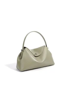 Vue détaillée du sac porté épaule en cuir vert pâle, sac à main élégant pour femmes.