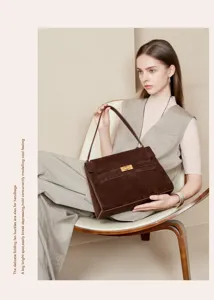 Retro braune Wildleder Umhängetasche Detailansicht mit eleganten Beschlägen und Griff.