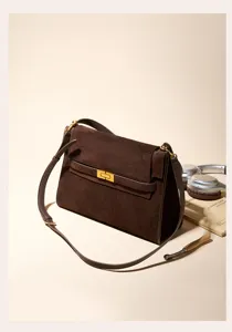 Detailansicht der vintage braunen Wildleder Umhängetasche mit elegantem Metall-Drehverschluss.