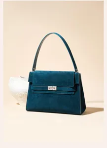 Elegante Damen Umhängetasche aus Wildleder, stilvolle Handtasche mit Metallverschluss.