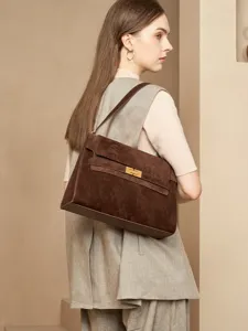 Braune Wildleder Umhängetasche für Damen, Vintage Pendler Shopper mit klassischem Metallschloss.