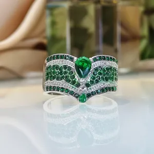 Anello largo elegante in argento con zircone verde brillante e pavé di zirconi cubici.