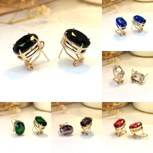 Dettaglio orecchini con gemma artificiale ovale, gioielli in stile lusso multicolore primo piano.