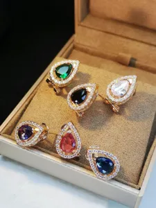 Eleganti orecchini a lobo con zirconi a goccia e brillanti pietre colorate donna.