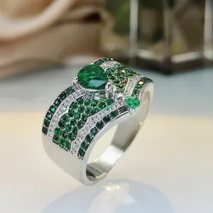 Vista dettagliata dell'anello in argento largo con zirconia verde a pera e pavé di pietre lucide.