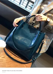 Primer plano del bolso de cuero azul oscuro que muestra textura premium y herrajes.