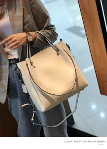 Vista detallada del elegante bolso tote de cuero blanco minimalista con textura y acabados.