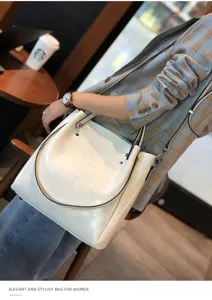 Vista detallada del bolso de hombro elegante de cuero genuino para mujer, bolso grande y elegante.