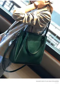 Detalle de bolso de hombro de cuero verde oscuro, correa elegante y herrajes metálicos.