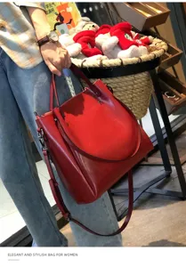 Detalle de bolso de hombro de cuero rojo, elegante bolso de mujer para uso diario estilo.