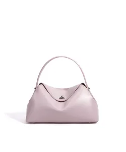 Gros plan d'un sac à main en cuir rose avec forme oreiller, poignée et serrure métal.
