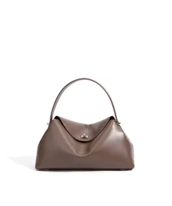 Sac à main bandoulière en cuir marron pour femme, élégant sac polochon avec poignée et fermoir.