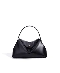 Détail de sac à main en cuir noir, design coussin souple élégant, fermoir métallique.