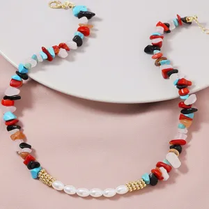 Collana di pietre naturali irregolari con perle d'acqua dolce per gioielli da spiaggia estivi.