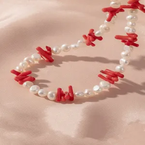 Collana con perle naturali e corallo rosso, elegante gioiello estivo fatto a mano per la spiaggia.