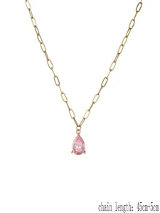 Collana con catena a graffetta placcata in oro con uno splendido ciondolo in zirconia cubica rosa.