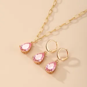 Set di gioielli con collana e orecchini in zircone rosa a forma di pera placcati in oro.