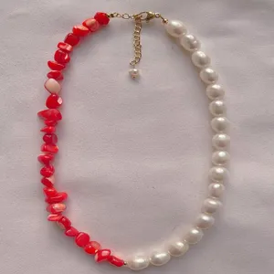 Collana asimmetrica fatta a mano in pietra rossa irregolare e perla bianca, moda spiaggia estiva.