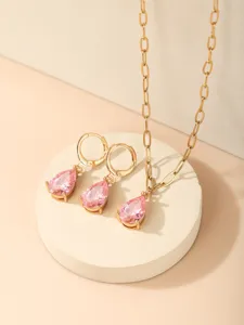 Dettagli squisiti del set di gioielli con collana e orecchini in zirconi rosa oro.