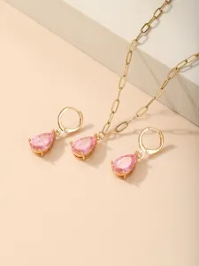 Set collana e orecchini dorati con zirconi rosa scintillanti a forma di goccia.