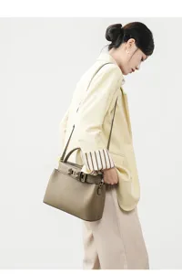 Elegant genuine leather crossbody shoulder bag for women, stylish commuting handbag design.