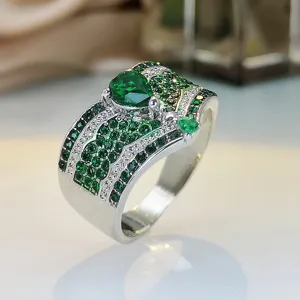 Meraviglioso dettaglio anello largo in zircone verde con pietre brillanti eleganti.