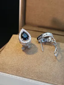 Eleganti orecchini a lobo a goccia con pietra nera centrale e pavé di zirconi scintillanti.