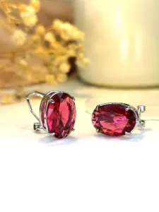 Vista ravvicinata dei dettagli di eleganti orecchini ovali in argento con gemma rosa.