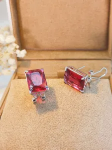 Eleganti orecchini a bottone rettangolari da donna, luminosi gioielli di modo chic.