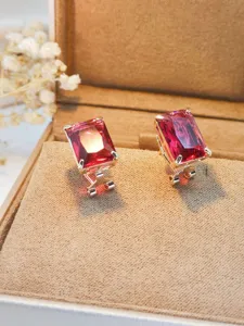 Eleganti orecchini a clip con pietra preziosa rossa quadrata, design geometrico stile vintage.