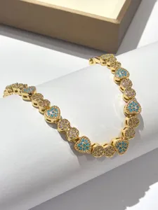 Raffinato braccialetto in zircone con pietre colorate brillanti ed un design elegante e chic.