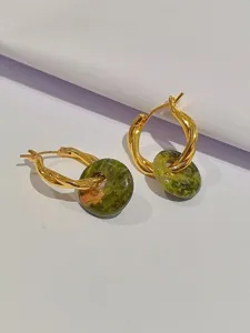 Orecchini a cerchio in pietra naturale con elegante design intrecciato, gioielli chic in rame.