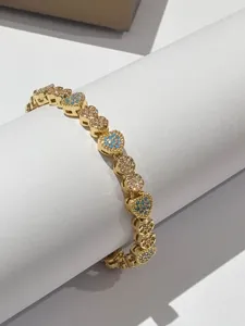 Bracciale in zircone dorato a forma di cuore con pietre colorate per donne eleganti di stile.