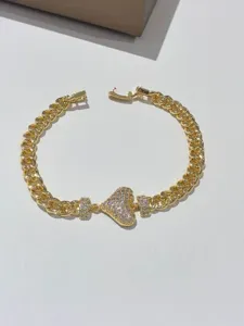 Squisito bracciale a catena dorata con ciondolo a cuore in cristallo pavé per le donne.