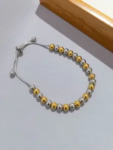 Bracciale scorrevole con perline bicolore in acciaio inossidabile, dettaglio gioiello in metallo.