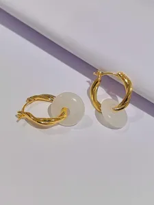 Orecchini a cerchio intrecciati placcati in oro con ciondolo a cerchio in giada bianca.