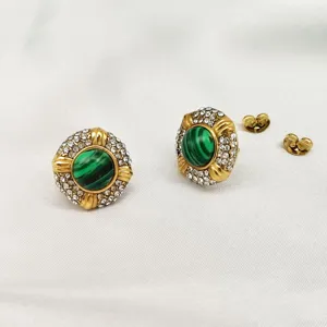 Orecchini a lobo rotondi color oro vintage con motivo malachite verde e pavé di cristalli.