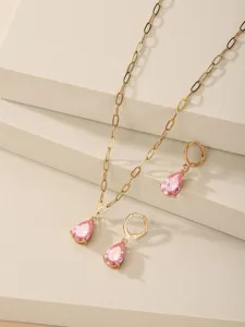 Elegante set di gioielli con collana pendente e orecchini in zircone rosa a goccia.