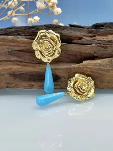 Orecchini vintage a rosa dorata con ciondoli a goccia blu dettagli eleganti stile.