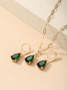 Vista dettagliata del set di gioielli con collana e orecchini a goccia in zircone verde.