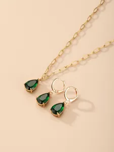 Vista dettagliata dell'elegante set di collana e orecchini in zircone verde e oro.