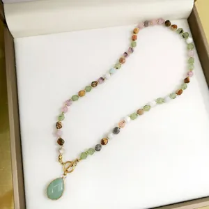 Vista dettagliata della collana di perle in pietra naturale multicolore con ciondolo a goccia verde.